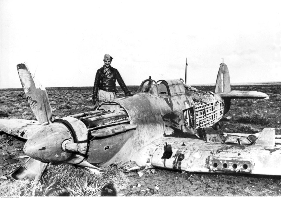 Ppor. Hans Joachim Marseille przy strąconym samolocie (2-2038)