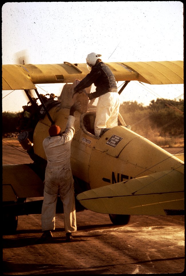 PREPARING TO SULFUR-DUST GRAPE VINES - NARA - 542498