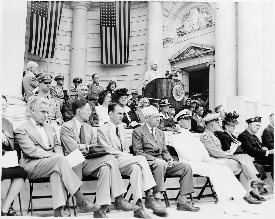 President Truman attends a Memorial Day ceremony at Arlington National Cemetery and lays a wreath at the Tomb of the... - NARA - 199731