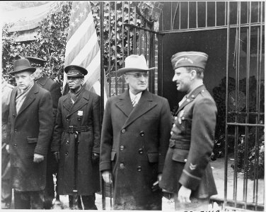 President Truman lays a wreath at the tomb of George Washington at Mt. Vernon. Louis Starr, Commander of the Veterans... - NARA - 199624