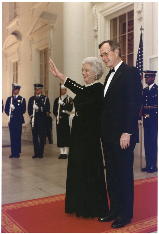 President and Mrs. Bush await the arrival of President Ali Abdallah Saleh of the Yemen Arab Republic for a State... - NARA - 186408