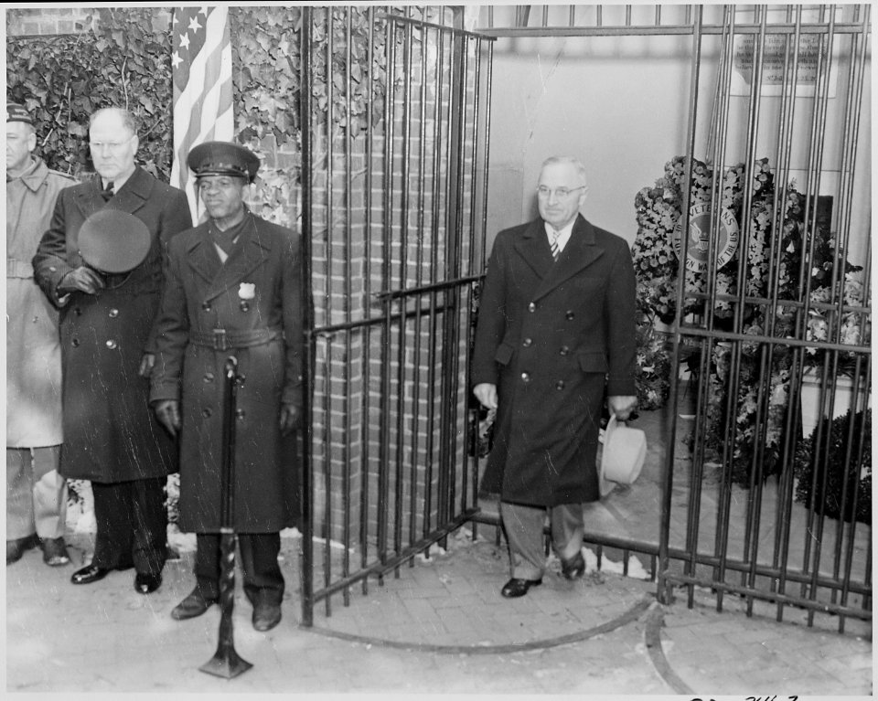 President Truman places a wreath at the tomb of George Washington at Mt. Vernon. - NARA - 199622
