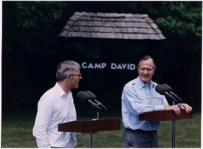 President Bush and Prime Minister John Major of Great Britain participate in a press availability at Camp David - NARA - 186450 photo