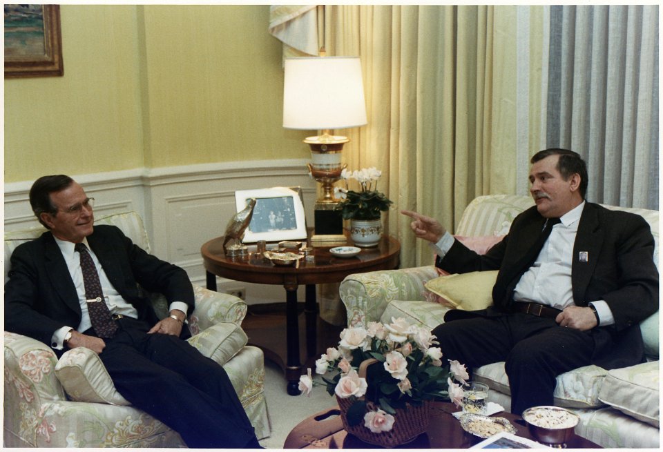 President Bush meets privately with Solidarity Leader Lech Walesa of Poland in the residence - NARA - 186403