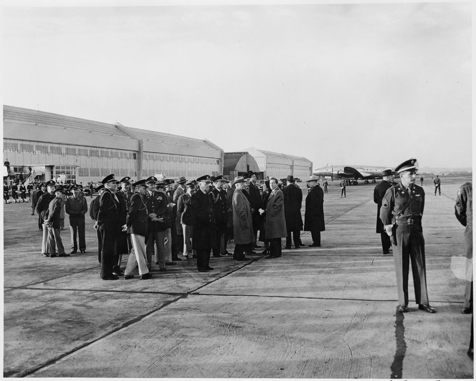 President Truman with crowd of dignitaries at National Airport in Washington, D. C. awaiting the arrival of President... - NARA - 200027