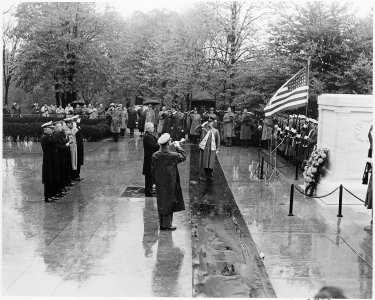 President Truman lays a wreath at the Tomb of the Unknown Soldier at Arlington National Cemetery. - NARA - 199680 photo