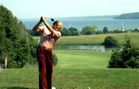 President Ford plays golf - NARA - 7141223 photo