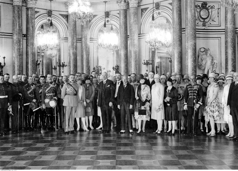 Prezydent Ignacy Mościcki z członkami korpusu dyplomatycznego (22-512)