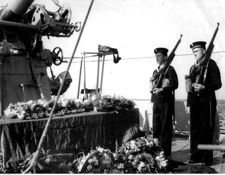 Przewożenie ciała gen. Władysława Sikorskiego na okręcie ORP Orkan z Gibraltaru do Wielkiej Brytanii (21-36-2)