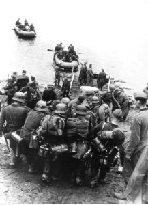 Przeprawa wojsk niemieckich przez rzekę na wschód od jeziora Ilmeń (2-789)