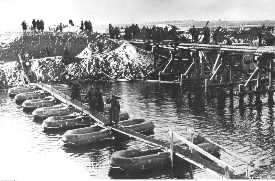 Przeprawa wojsk niemieckich przez Dniepr (2-736)