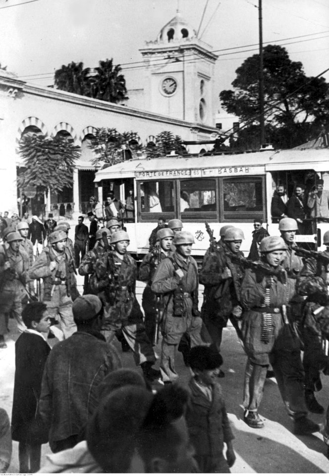 Przemarsz oddziału niemieckich spadochroniarzy przez Tunis (2-2052)