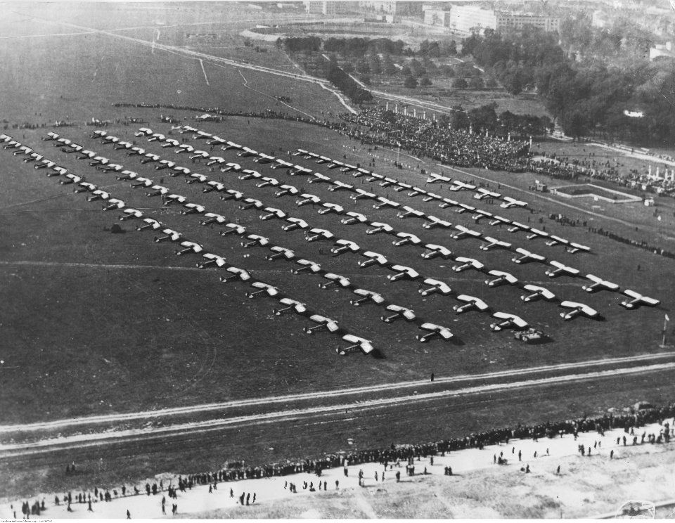 Przekazanie wojsku 126 samolotów, ufundowanych przez Ligę Obrony Powietrznej i Przeciwgazowej (1-W-3073-2)