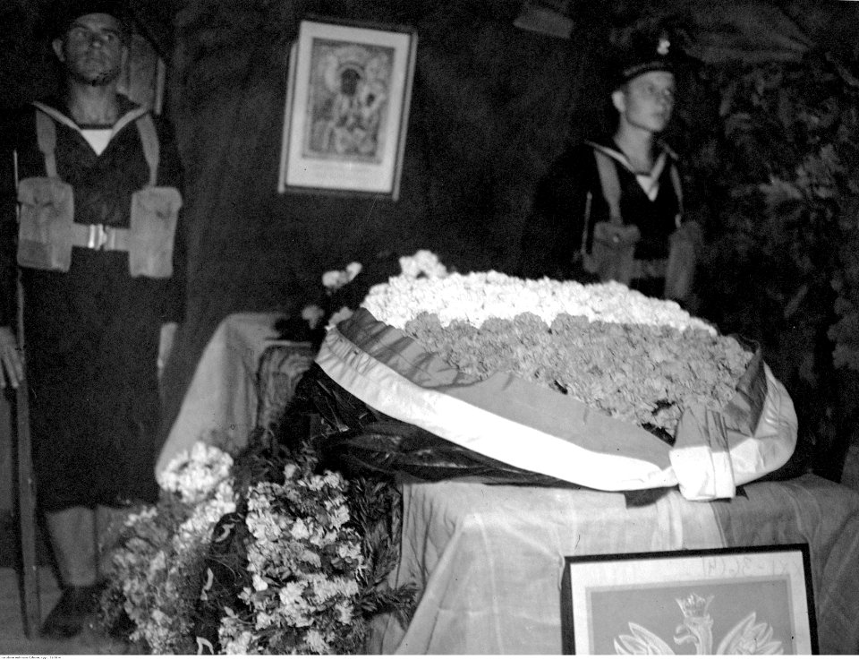 Przewożenie ciała gen. Władysława Sikorskiego na okręcie ORP Orkan z Gibraltaru do Wielkiej Brytanii (21-36-4)