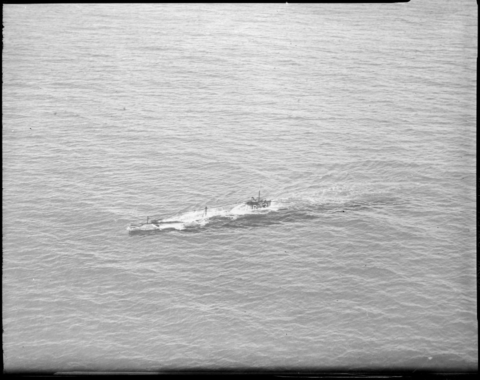 R3 (SS50). Aerial, port bow, diving, 10-18-1923 - NARA - 521006