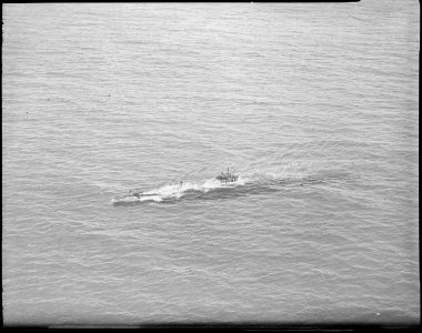R3 (SS50). Aerial, port bow, diving, 10-18-1923 - NARA - 521006