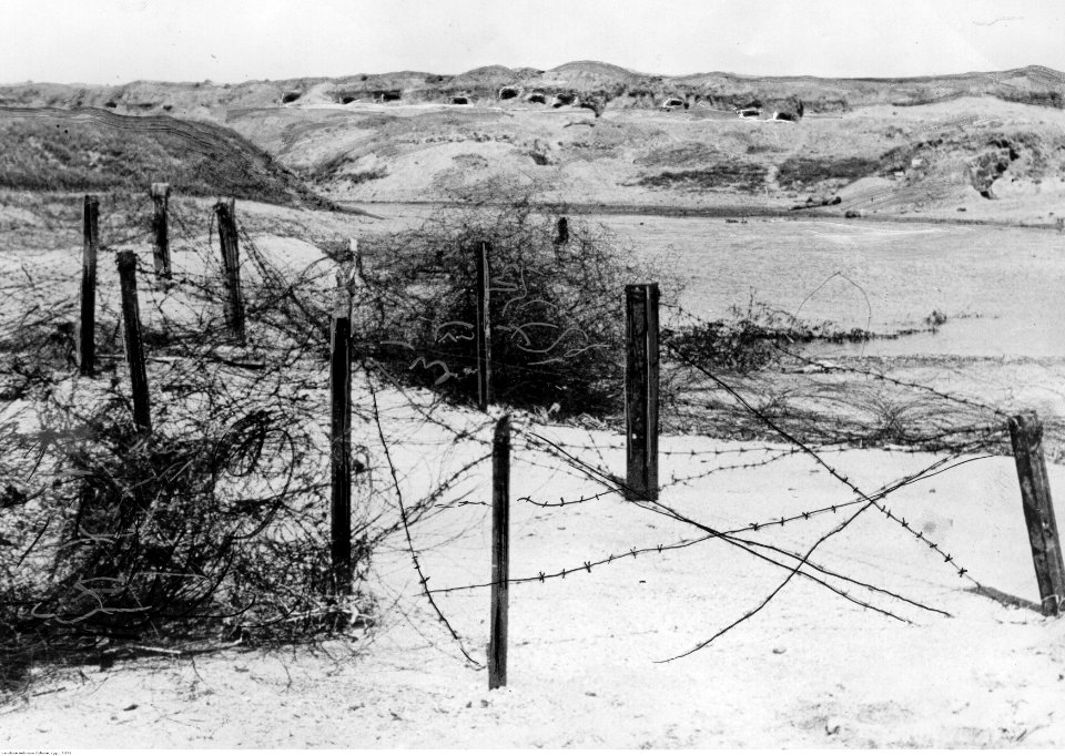 Radzieckie umocnienia i zasieki na półwyspie Kercz (2-831)