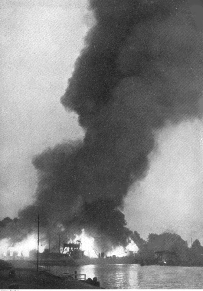Płonące Warsztaty Portowe Rady Portu i Dróg Wodnych na Westerplatte (2-65)