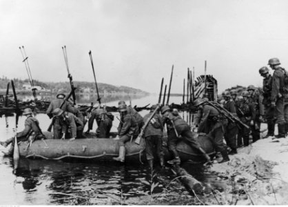 Przeprawa piechoty niemieckiej przez rzekę na froncie wschodnim (2-1055) photo
