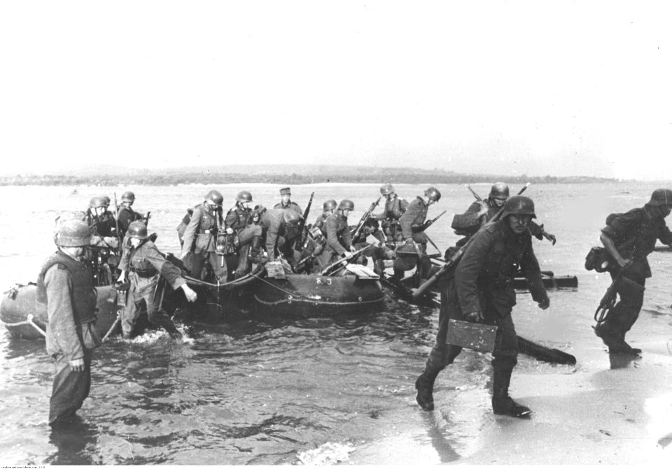 Przeprawa wojsk niemieckich przez Dniepr (2-735)