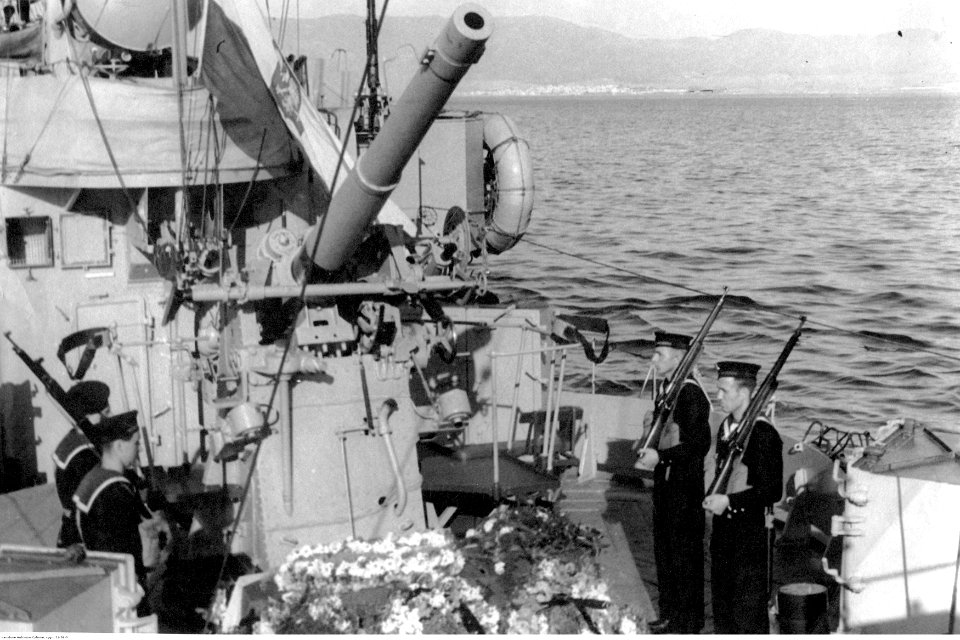Przewożenie ciała gen. Władysława Sikorskiego na okręcie ORP Orkan z Gibraltaru do Wielkiej Brytanii (21-36-3)