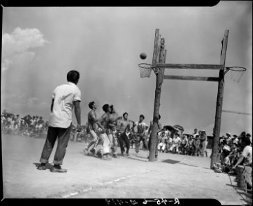 Rohwer Relocation Center, McGehee, Arkansas. A basketball game between the Roywl Dukes, which is a . . . - NARA - 539539