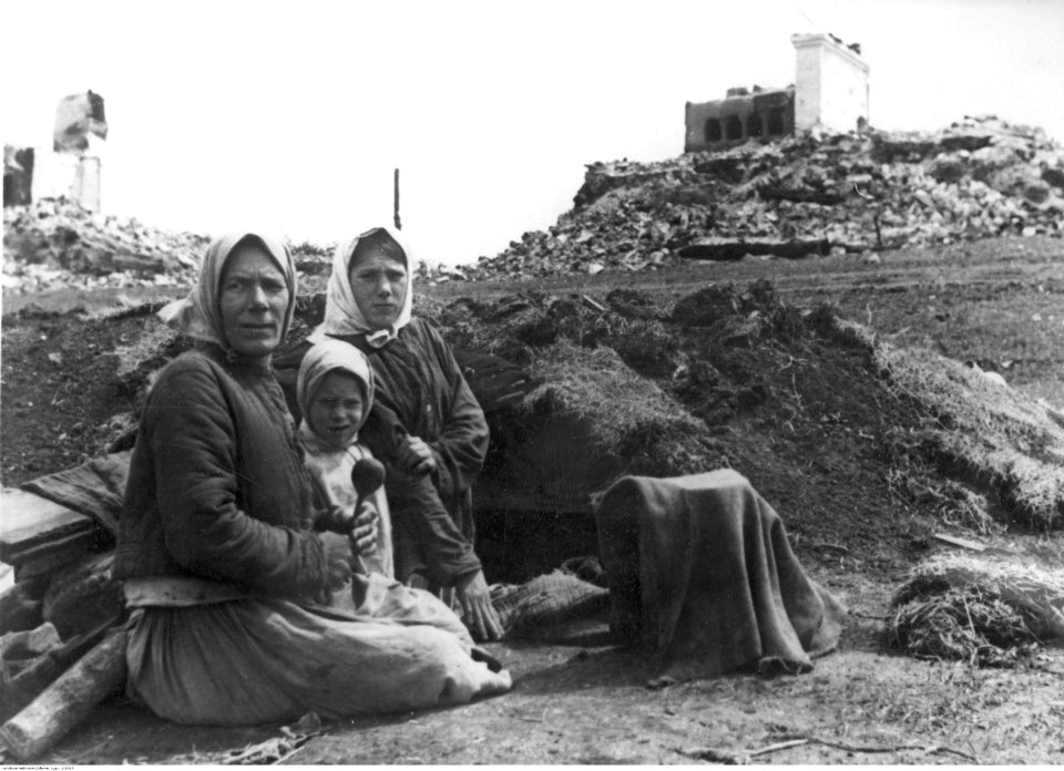 Radziecka kobieta z dziećmi (2-1917)