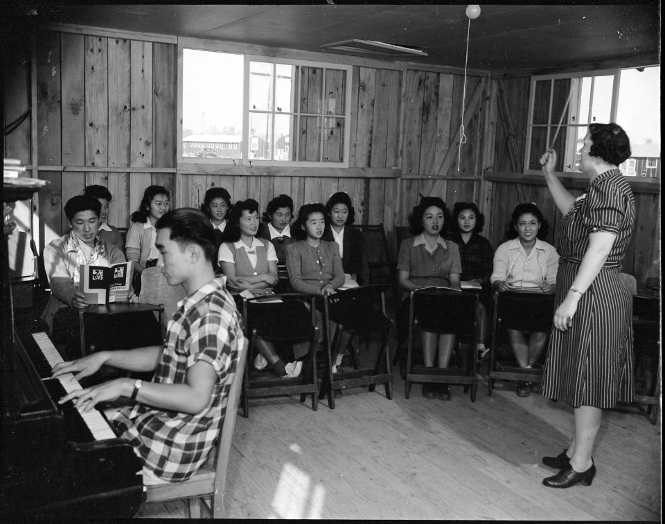 Rohwer Relocation Center, McGehee, Arkansas. A Music class. Vocal lessons are taught by Miss Leola . . . - NARA - 538951
