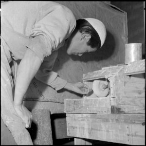 Rohwer Relocation Center, McGehee, Arkansas. Among the unusual hobbies to be found in the relocati . . . - NARA - 539388