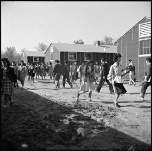 Rohwer Relocation Center, McGehee, Arkansas. Changing classes at the temporary high school quarters. - NARA - 538926