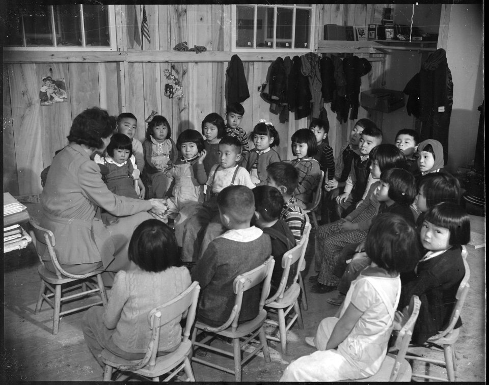 Rohwer Relocation Center, McGehee, Arkansas. Miss Margaret Morrisy. Story hour in the first grade. - NARA - 538955