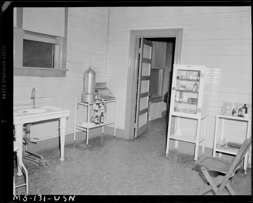 Room in dispensary. Koppers Coal Division, Federal ^1 Mine, Grant Town, Marion County, West Virginia. - NARA - 540293