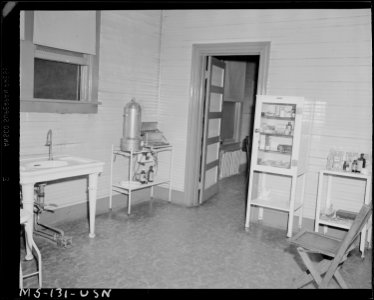 Room in dispensary. Koppers Coal Division, Federal ^1 Mine, Grant Town, Marion County, West Virginia. - NARA - 540293