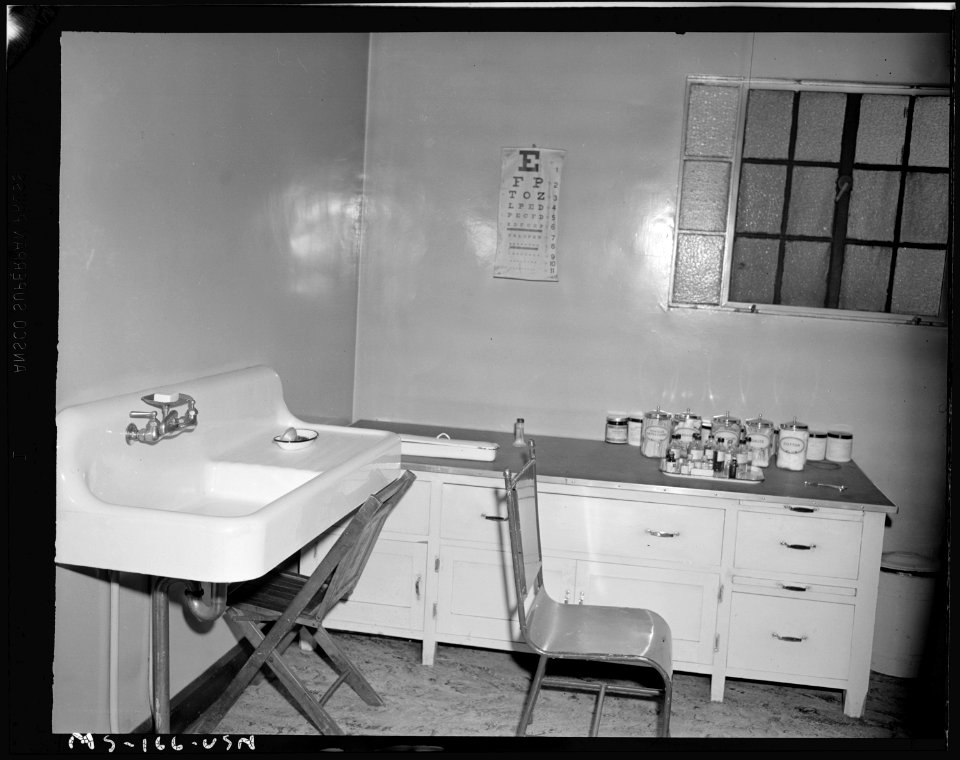 Room in dispensary at mine. Industrial Collieries Corporation, Barrackville ^41 Mine, Barrackville, Marion County... - NARA - 540309