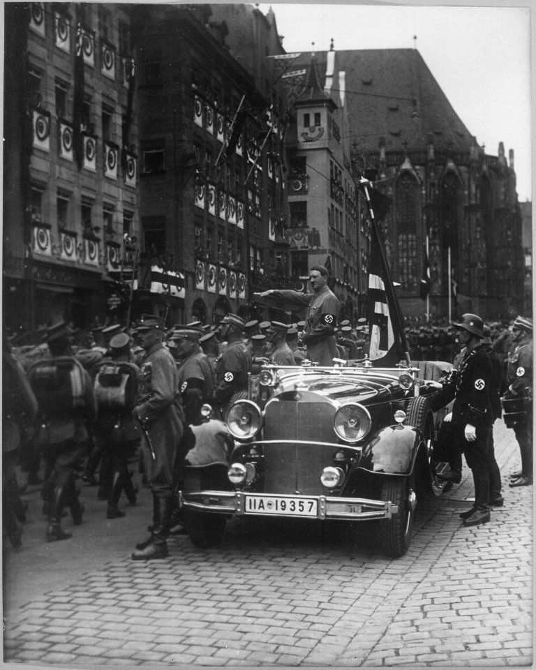 Reichsparteitag. Der Vorbeimarsch der SA am Führer. Parade of SA troops past Hitler. Nuremberg, november 1935. - NARA - 558779