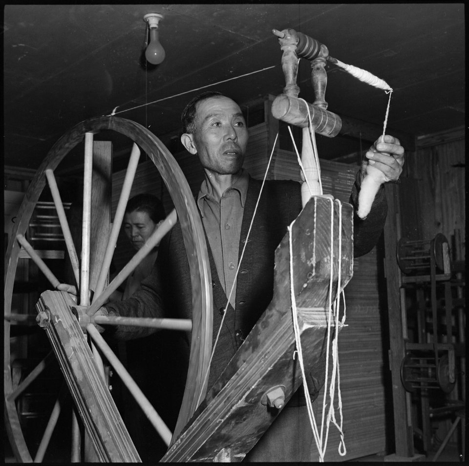 Rohwer Relocation Center, McGehee, Arkansas. There is provision for weaving and spinning at Rohwer . . . - NARA - 537382