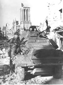 Rozpoznawczy niemiecki wóz pancerny wśród ruin Caen (2-376)