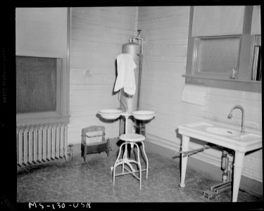 Room in dispensary. Koppers Coal Division, Federal ^1 Mine, Grant Town, Marion County, West Virginia. - NARA - 540292