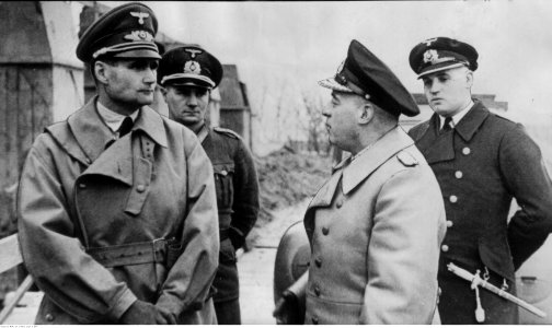 Rudolf Hess podczas wizytacji jednostki nad kanałem La Manche (2-320)