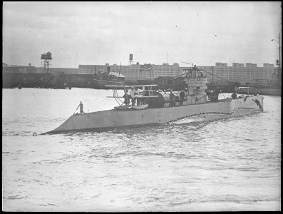 S1(SS105). Starboard stern quarter, seaplane (MS1) on deck, 10-24-1923 - NARA - 512935
