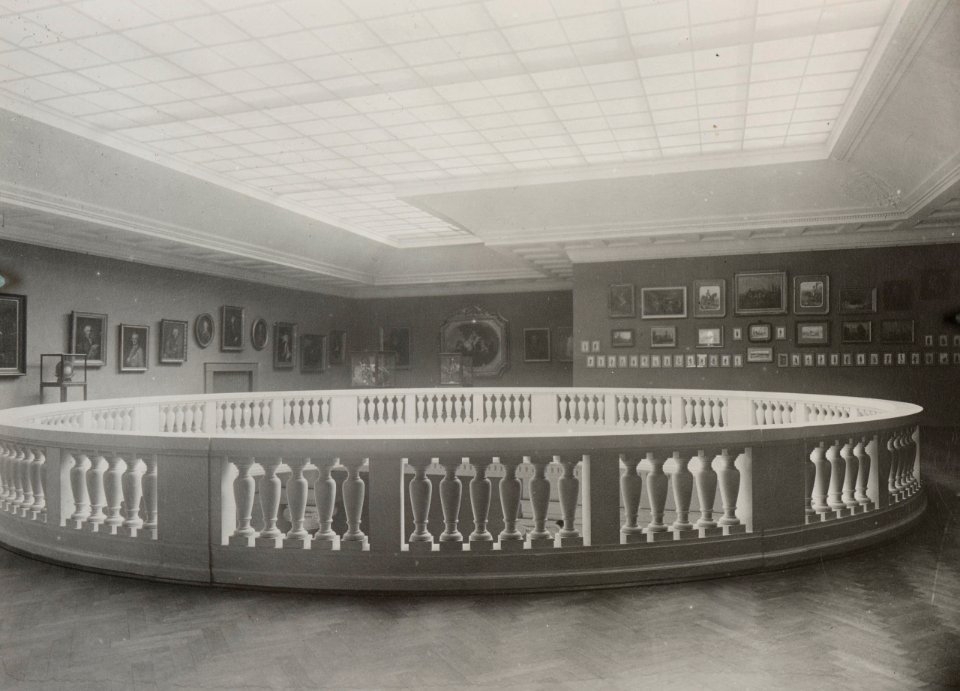 Sala ze zbiorami muzealnymi Biblioteki Ordynacji Krasinskich w Warszawie ante 1931 (116068821)