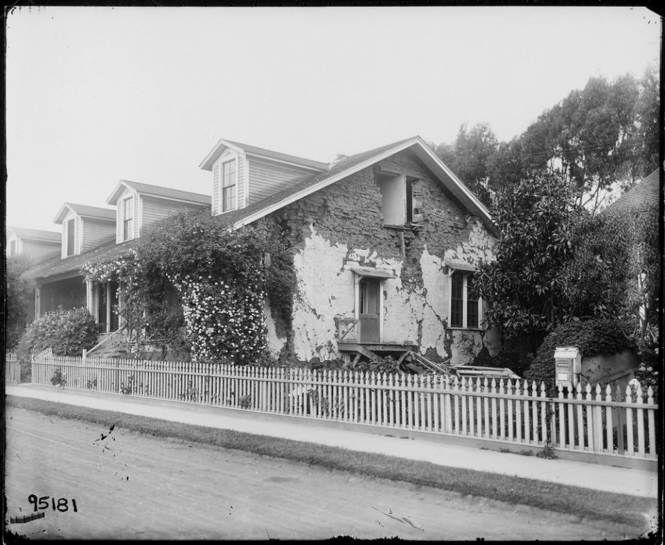 San Francisco Earthquake of 1906, (Possibly officers quarters in) Tennessee Hollow, Presidio of San Francisco - NARA - 531044