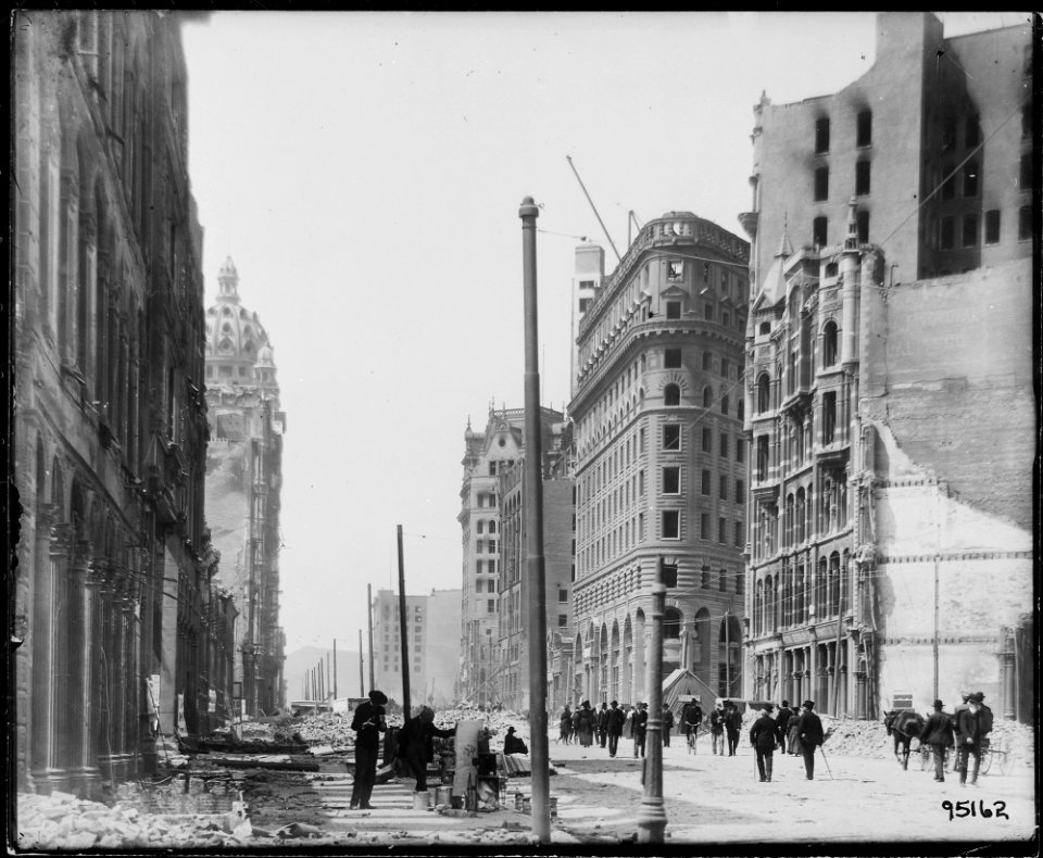San Francisco Earthquake of 1906, Market Street looking west from Montgomery Avenue - NARA - 531032