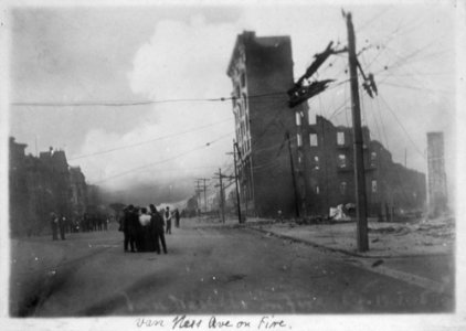 San Francisco Earthquake of 1906, Van Ness (avenue) on fire - NARA - 513304