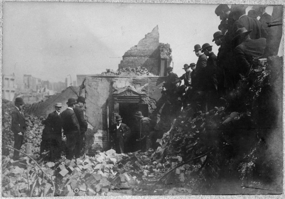 San Francisco Earthquake of 1906, Opening a safe - NARA - 522954
