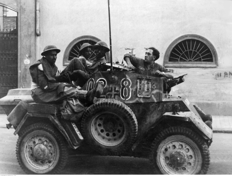 Samochód pancerny Autoblinda Lince, front włoskim (2-2511)