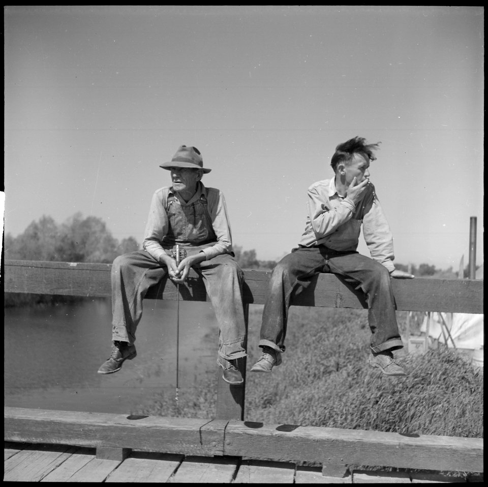San Joaquin Valley, California. Contract Labor. Not many fish in a San Joaquin Valley irrigation ditch, but something... - NARA - 532161