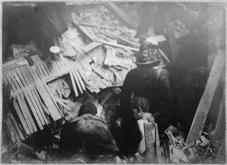 San Francisco Earthquake of 1906, Rescuing people from the ruins - NARA - 522964