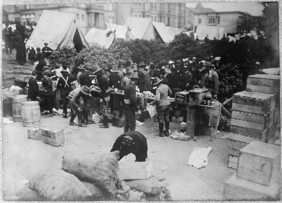 San Francisco Earthquake of 1906, Giving out supplies - NARA - 522945