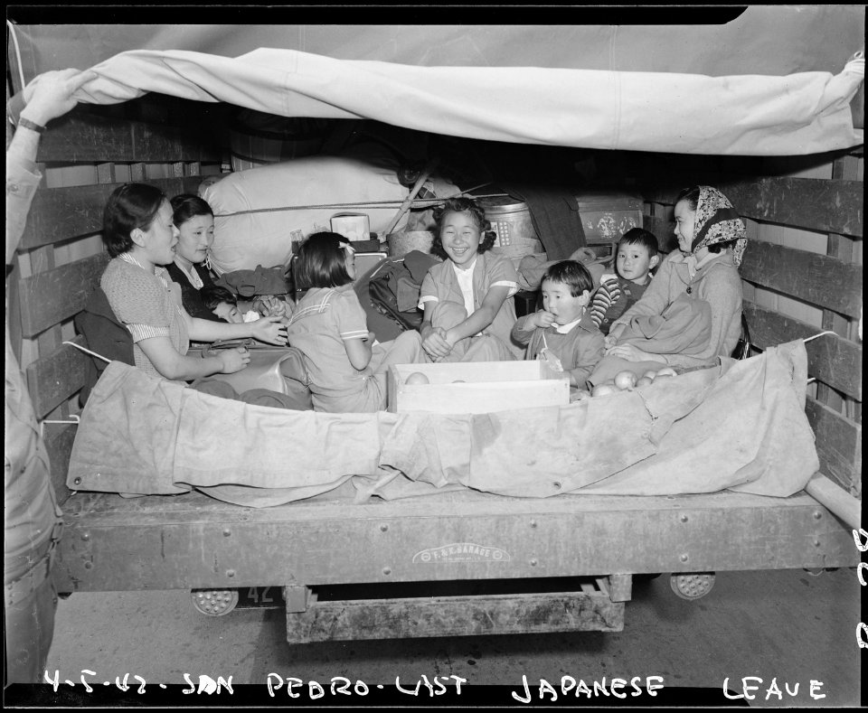 San Pedro, Califronia. Residents of Japanese ancestry being moved from Los Angeles harbor before ev . . . - NARA - 536777